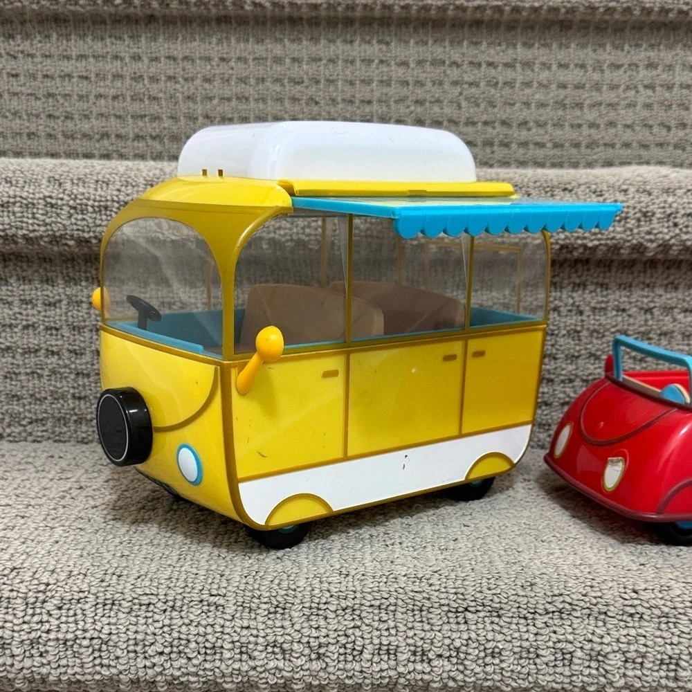 Peppa Pig Yellow Camper and Red Car Set